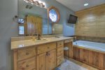 Stanley Creek Lodge: Master Bathroom